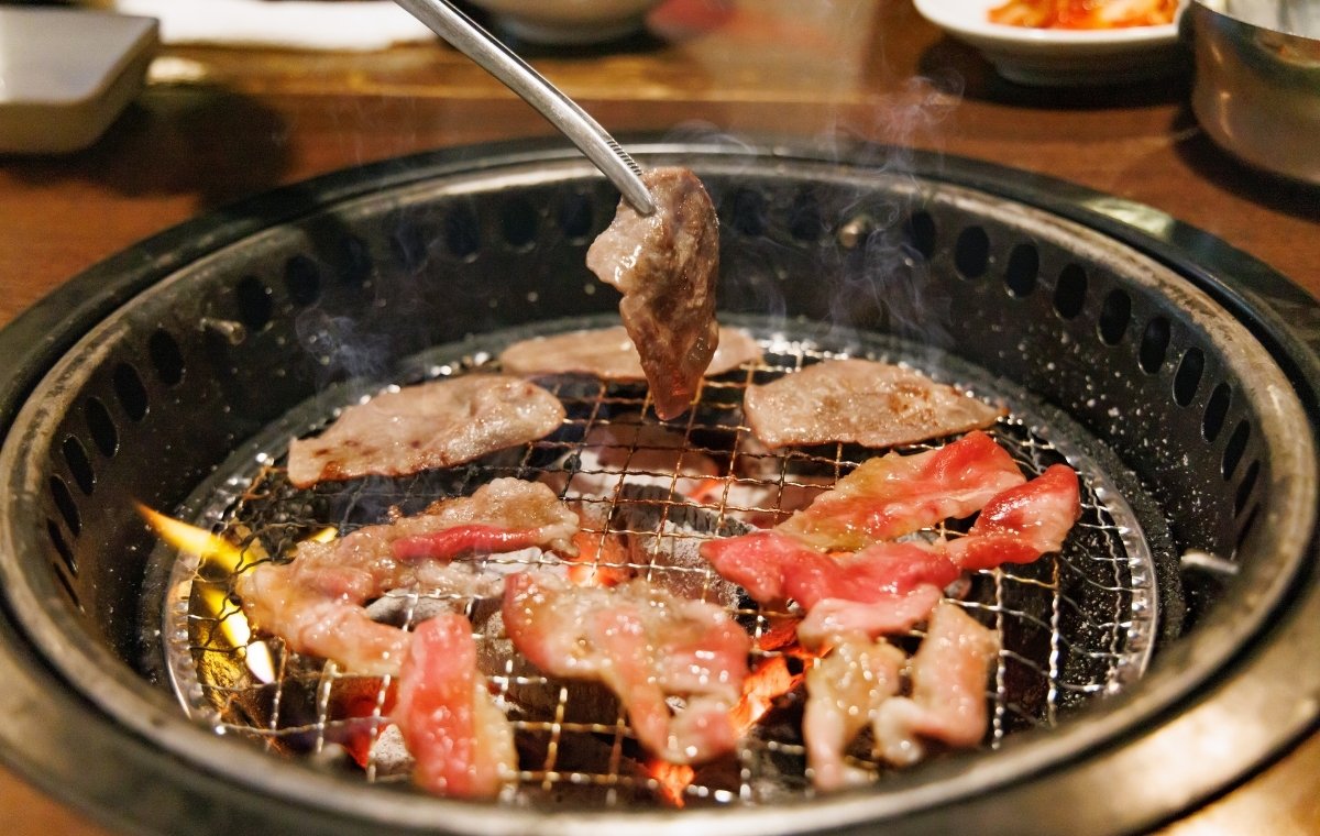 焼肉店で焼肉を焼いている最中の写真