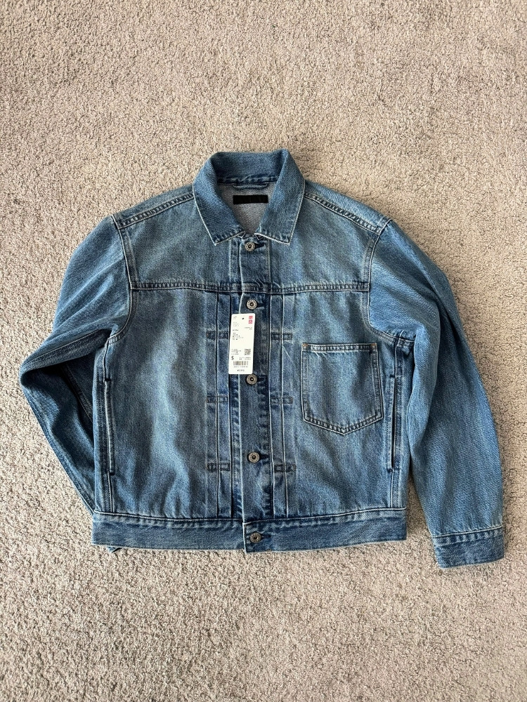 デニムジャケットの平置き写真