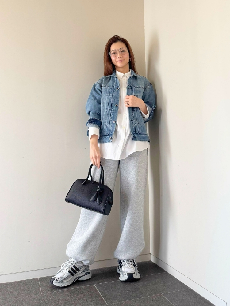 デニムジャケット×白シャツ×グレースウェットパンツ×スニーカーコーデ
