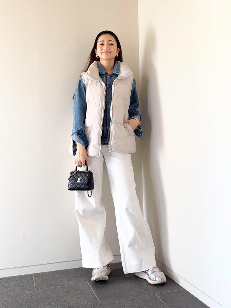 デニムジャケット×白ダウンベスト×白デニムパンツ×スニーカーコーデ