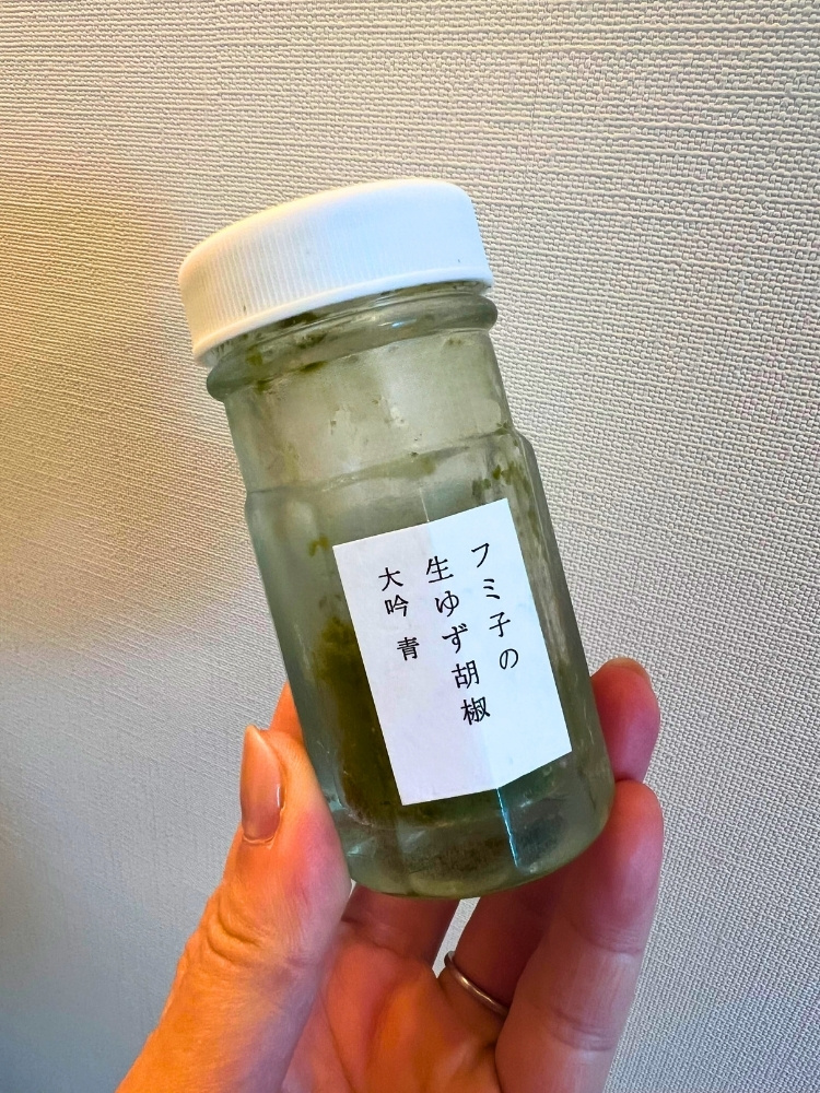 空になりかけているゆず胡椒の瓶の写真